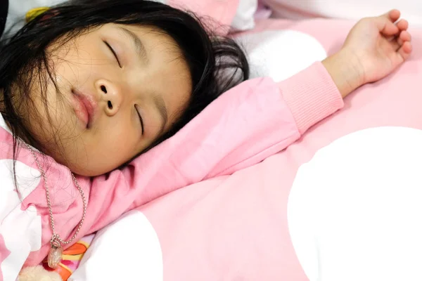 Ασιατικές Παιδί Κορίτσι Κοιμάται Ένα Μαξιλάρι Αντίγραφο Χώρου — Φωτογραφία Αρχείου