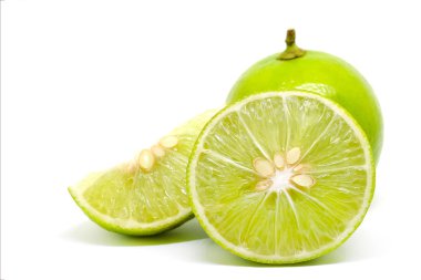 Beyaz arkaplanda yeşil kireç dilimi