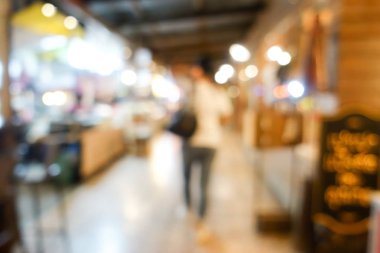 Soyut arka plan, alışveriş piyasasındaki insanları bulanıklaştırdı