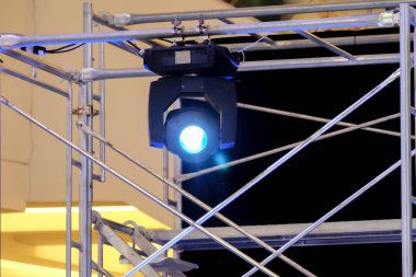 Olayda İskele İskelesinde Baş Işıklandırma Ekipmanı Taşıma