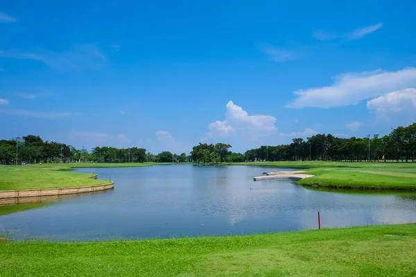 風景広々とした緑の芝生と青空 ゴルフコース — ストック写真