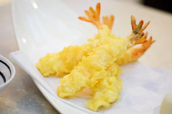 Crevettes Frites Crevettes Tempura Assiette Blanche Sur Table — Photo