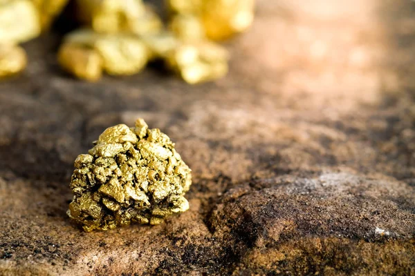 Das Reine Golderz Das Der Mine Auf Einem Steinboden Gefunden — Stockfoto