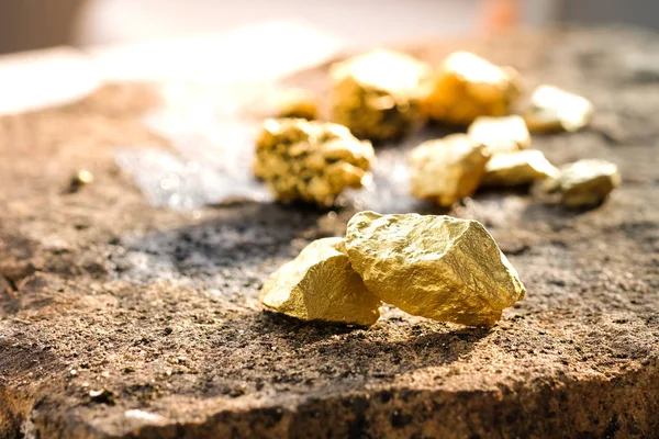 Das Reine Golderz Das Der Mine Auf Einem Steinboden Gefunden — Stockfoto