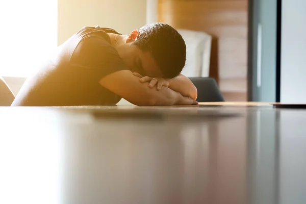 Los Hombres Asiáticos Duermen Escritorio Para Relajarse — Foto de Stock