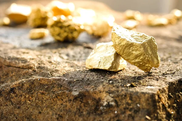 Tiszta Aranyérc Amit Bányában Találtak Egy Kőpadlón Stock Kép