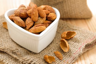 Kase ahşap zemin badem fındık kabuğundaki bir kalp şeklinde