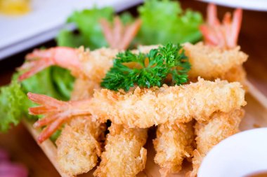 Kızarmış karides topu veya Tempura karides masada ahşap plaka