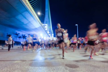 Arka plan birçok maraton koşucular sabahın erken saatlerinde bulanık.