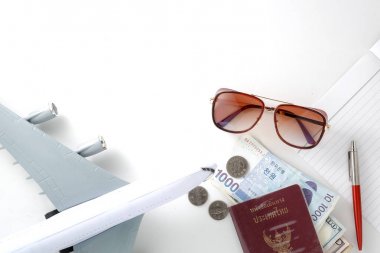 Beyaz bir arka plan üzerinde seyahat aksesuarları tatil pasaport banknot şapka güneş gözlük kamera kap kitap için gerekli