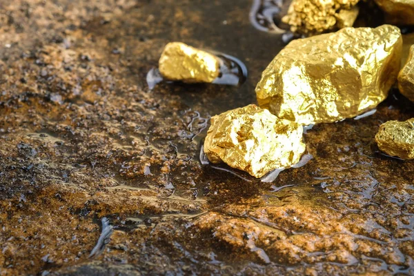 Καθαρό Χρυσό Μετάλλευμα Που Βρέθηκε Στο Ορυχείο Ένα Πέτρινο Πάτωμα — Φωτογραφία Αρχείου