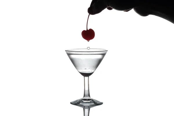 Alcohol Frisdrank Bubbels Een Martiniglas Met Kersenrood Hand Donkere Silhouet — Stockfoto