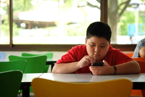Niño Asiático Boy Son Adictivos Jugando Tableta Teléfonos Móviles Adicción Fotos de stock libres de derechos