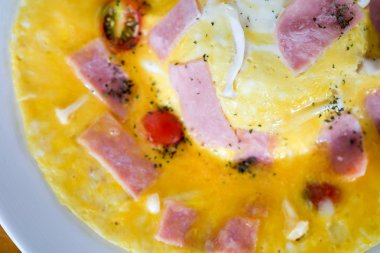 Beyaz tabak pirinç pastırma ile kremsi omlet