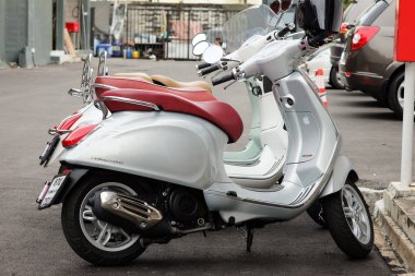 Bangkok, Tayland - 5 Eylül 2017: otoparkta park üç yeni Vespa motosiklet