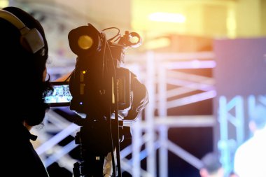 Sahne Alanı'nda olay içindeki fotoğrafçı video kaydı etkinliği