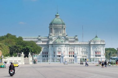 Bangkok, Tayland - 4 Şubat 2017: Atmosferini atlı heykeli, Kral Chulalongkorn Rama V bulunan Ananta Samakhom tahta binası önünde