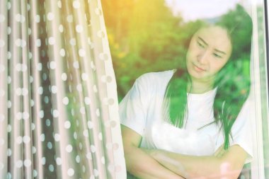 Asyalı kadınlar yeşil orman yansıtan ayna tarafından ayakta. Bir şey düşünüyordum.