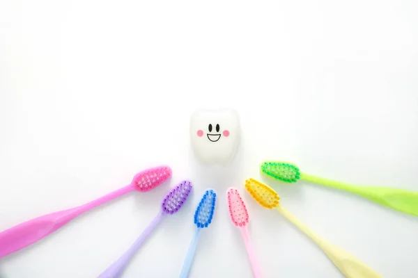 Mainan Gigi Dalam Suasana Hati Tersenyum Dengan Sikat Gigi Berwarna — Stok Foto
