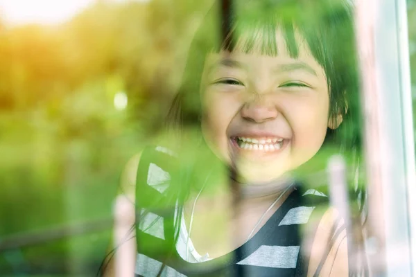 Азиатская Девочка Стоящая Стеклянном Зеркале Отражающем Зеленый Лес Улыбалась Хорошем — стоковое фото