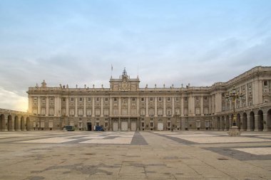Kraliyet Sarayı, Palacio Real Madrid, İspanya Ekim 2017 yılında gün batımında