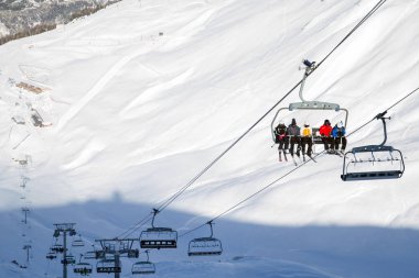 Telesiyej kış, Kayak, kayakçı, insanlar üzerinde bir güneşli gün taşımak Asansör kablo