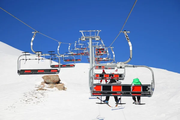 Remonte que transporta esquiadores, snowboarders — Foto de Stock