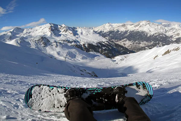 Snowboard en invierno en un día soleado en primera vista de montaña pov — Foto de Stock