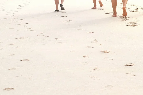 Босоногий пляж прогулка крупным планом — стоковое фото