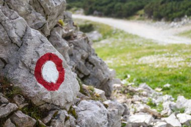 Hiking, iz, dağ yolu bir kaya üzerinde zam işareti
