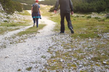Dağlarda kayalık yolda hiking yürüyüşçü.