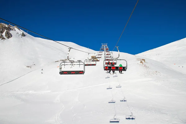 Remonte y pista de esquí en invierno — Foto de Stock