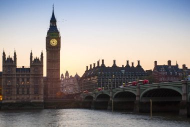 Ben kulenin, westminster üzerinde çift katlı otobüs günbatımında Londra'da köprü