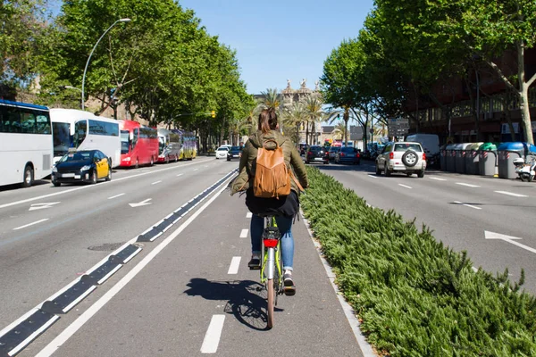 Vrouwelijke fietsten, fiets in de stad — Stockfoto
