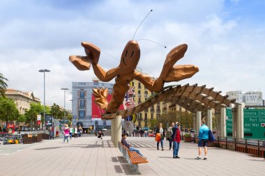 Dev Yengeç, ıstakoz heykel Moll de la Fuste, Port Vell, Barselona, İspanya, Barceloneta boyunca tahta üzerinde