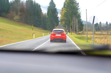 Trafiğin kötü görüntüsü, kokpit, arkadan araba, bölgesel bir yoldaki arabanın arka tarafı, araba takibi,