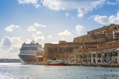 Gemi limana yanaştı, Valletta şehri.