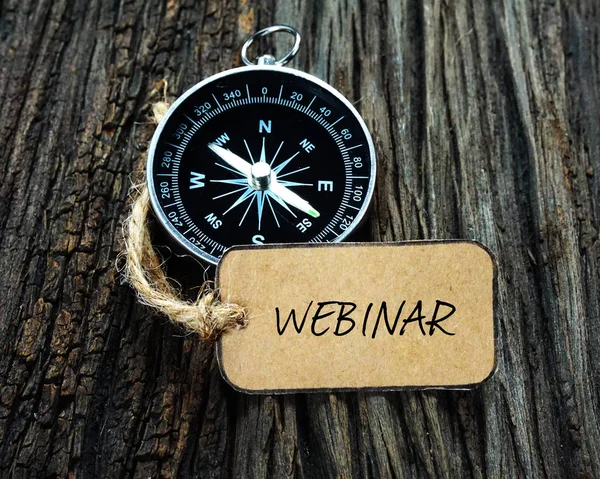 Webinar metin ile ahşap arka plan üzerinde yazılı pusula ve kağıt etiket.