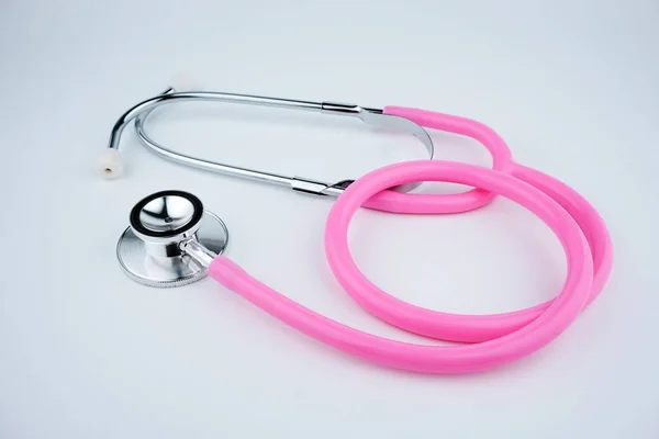 Beyaz arka plan üzerinde pembe stetoskop.