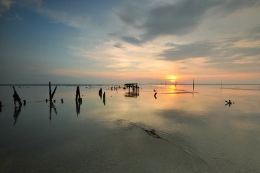 Mavi gökyüzü arka plan ile deniz manzarası, güzel gün batımı.