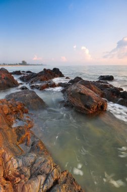 Mavi gökyüzü arka plan ile mavi okyanus.