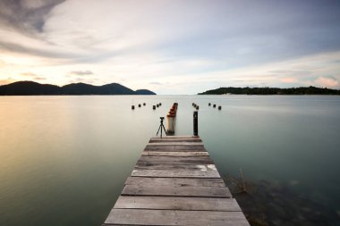 Deniz manzarası ile ahşap dock arka plan görüntüsünü uzun pozlama.