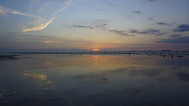 Güzel deniz manzarası akşam günbatımı deniz ve gökyüzü ufuk.