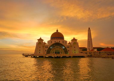 Beyaz yüzen cami üzerinde güzel alacakaranlık gökyüzü.