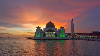 Malacca, Malaysia bulunan beyaz Camii üzerinde alacakaranlık gökyüzü.