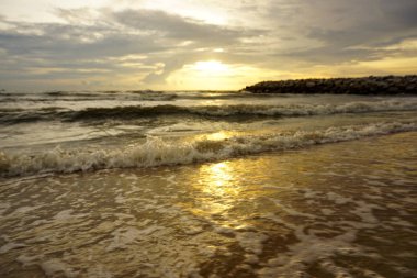 Güzel gün batımı gökyüzü görünümü Beach.