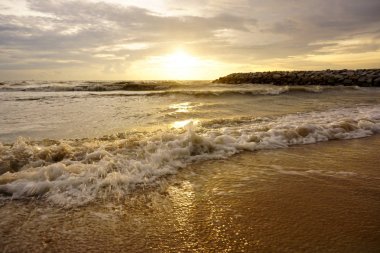 Güzel gün batımı gökyüzü görünümü Beach.