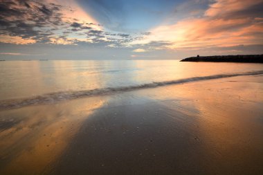 Güzel alacakaranlık gökyüzü görünümü yansımaları ile kum plajındaki. Doğanın kompozisyon.