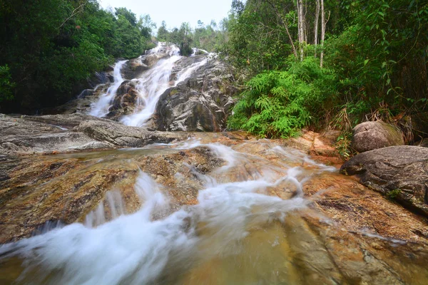 Мбаппе и пресный водопад или водный поток в Фалльском лесу, Малайзия . — стоковое фото