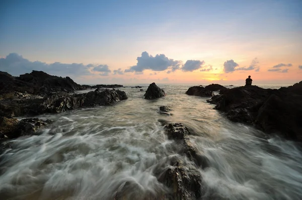 Hermoso amanecer en el paisaje marino . — Foto de Stock